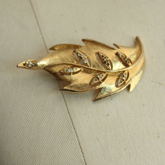 Vintage 1950s 1960s Brooch, Gold Tone Leaf with Rhinestone Clusters Cocktail Pin - Picture 9 of 10